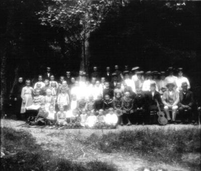 Stor grupp människor i naturen
Nyckelord: Gitarr