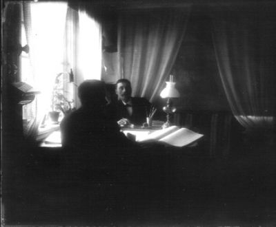 Två män sittande vid skrivbord i rum
Nyckelord: Fotogenlampa Telefon