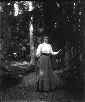 Kvinna stående i skogen
Nyckelord: Dräkt