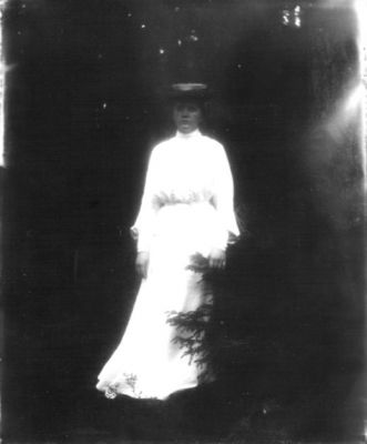 Kvinna stående i skogen
Nyckelord: Dräkt