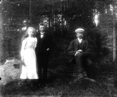 Man och 2 ungdomar i skogen
Nyckelord: Dräkt