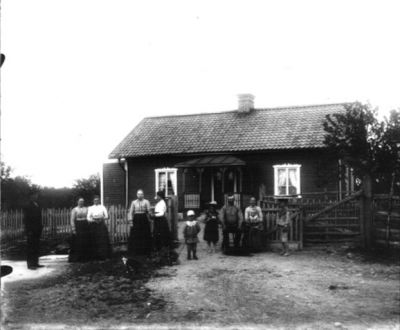 2 män 5 kvinnor och 4 barn framför hua
Nyckelord: Katt