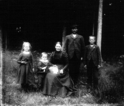 Man kvinna och 3 barn sittande i skogsglänta
Nyckelord: Katt Dräkt