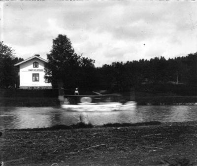 Hus vid vattendrag
Keywords: Kanal
