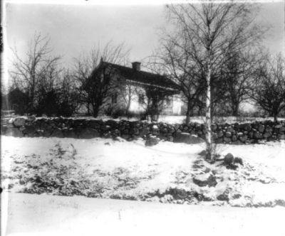 Hus omgiven av stenmur
Nyckelord: Stenmur