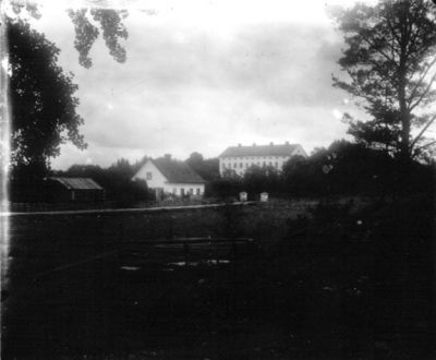 Herrgårdsbyggnad med angränsande hus
Nyckelord: Trädgård