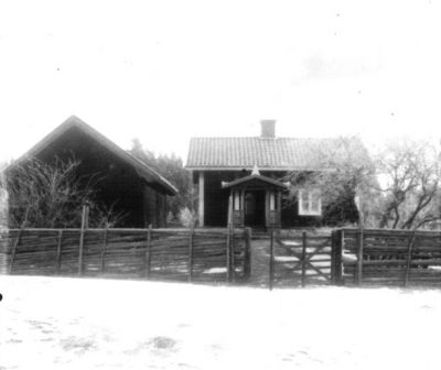 Hus på landsbygden
Nyckelord: Gärdesgård