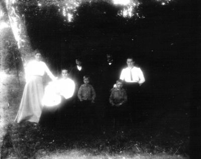 3 män 1 kvinna och 4 barn i skogsbryn
Nyckelord: Dräkt