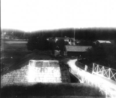 Hus vid bro över vattendrag
Nyckelord: Bro