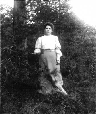 Kvinna stående i skogen
Nyckelord: Dräkt