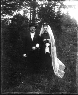 Brudpar stående i skogen
Nyckelord: Brudklädsel Dräkt