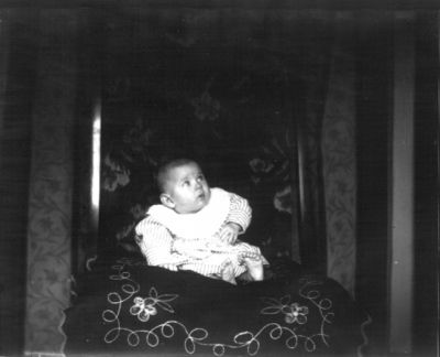 Baby sittande i rum
Nyckelord: Stol