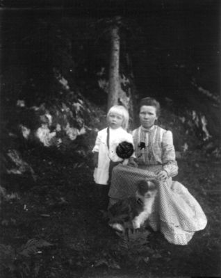 Kvinna flicka och hund i skogsbryn
Nyckelord: Hund