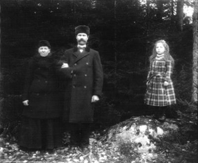 Man kvinna och flicka stående i skogen
Nyckelord: Dräkt