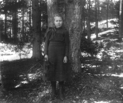 Flicka stående i skogen
Nyckelord: Dräkt