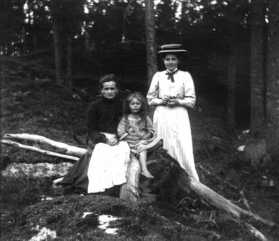 2 kvinnor och 1 flicka i skogen
Nyckelord: Dräkt