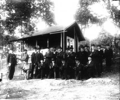En grupp män med gevär framför hus
Nyckelord: Gevär Uniform