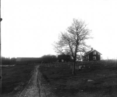 Byggnad på landsbygden
Nyckelord: Gärdesgård