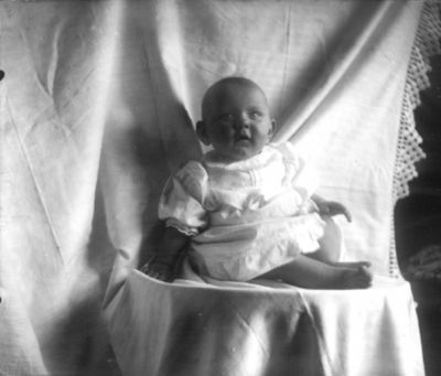 Baby sittande i rum
Nyckelord: Barnfoto
