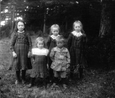 1 pojke och 4 flickor stående i skogsbryn
Nyckelord: Dräkt