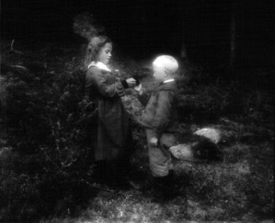 Flicka och pojke i skogen
Nyckelord: Barn