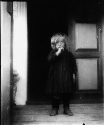 Flicka i dörröppning
Nyckelord: Barnfoto