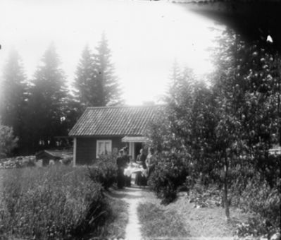 2 män och 2 kvinnor framför byggnad
Nyckelord: Jordkällare