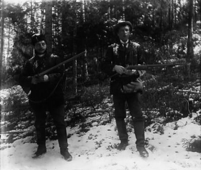 2 män med gevär i skogen
Nyckelord: Gevär