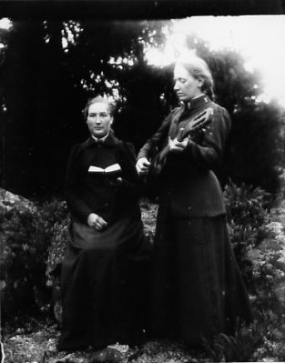 2 kvinnor med gitarr och sångbok
Nyckelord: Gitarr Sångbok Uniform