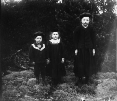 2 flickor och 1 pojke stående i naturen
Nyckelord: Skog