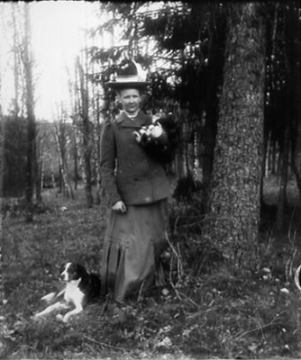 Kvinna med hund katt och hatt
Nyckelord: Hund Katt Hatt