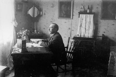 Man vid skrivbord
Nyckelord: Skrivbord Spegel Telefon