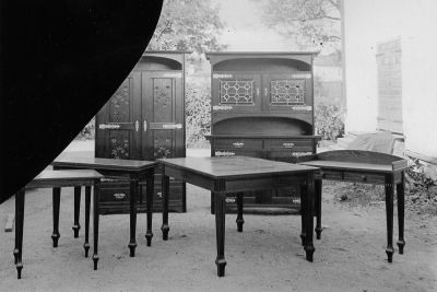 Möbler på gårdsplan.
Nyckelord: Möbel