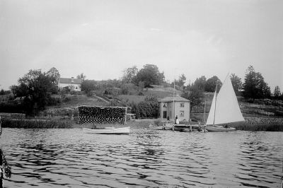 Båtar i vattendrag
Nyckelord: Båt Byggnad