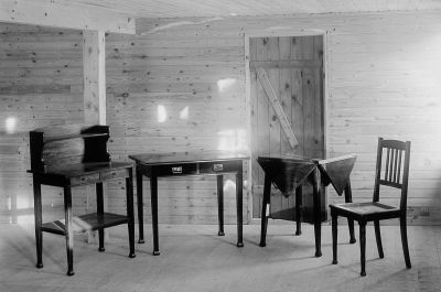 Möbelutställning inomhus
Nyckelord: Bord Stol