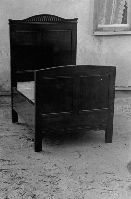 Säng på gårdsplan
Nyckelord: Säng