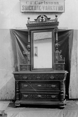 Möbel på möbelsnickeri
Nyckelord: Byrå Spegel Skylt