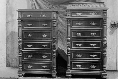 Byråer i möbelverkstad
Nyckelord: Byrå Möbel