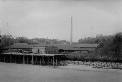 Tegelbruk vid vattendrag
Nyckelord: Skorsten