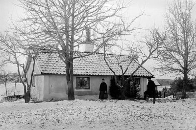 Man och kvinna framför byggnad
