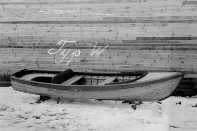 Båt vid husvägg
Nyckelord: Båt