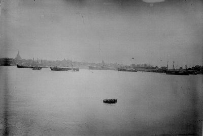 Båtar i vattendrag vid större ort
Nyckelord: Båt Vatten