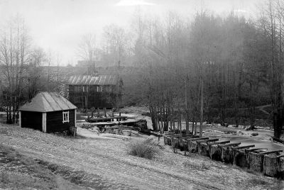Kvarn vid vattendrag
Nyckelord: Byggnad Vatten