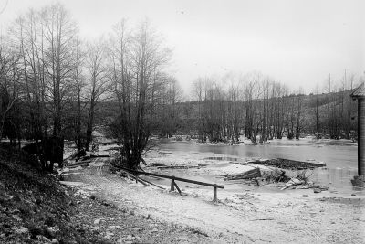Byggnad vid vattendrag
Keywords: Vatten Byggnad