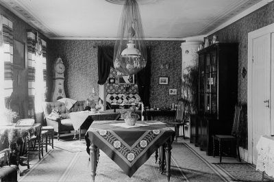 Rum
Nyckelord: Lampa Tapet Klocka Kakelugn