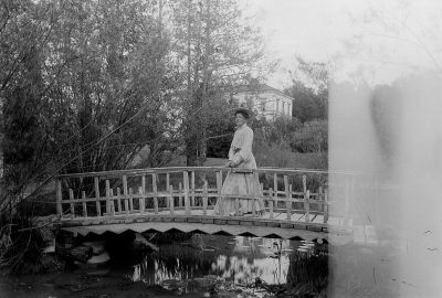 Kvinna på bro
Nyckelord: Bro Hatt Dräkt