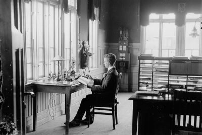 Man på kontor
Nyckelord: Telefon Morseapparat Sorteringsfack Järnvägsxpedition