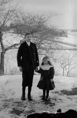 Pojke och flicka utomhus
Nyckelord: Gärdesgård