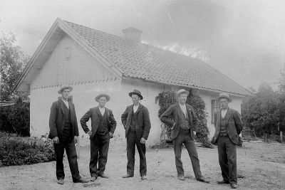 5 män på gårdsplan framför byggnad
Nyckelord: Klockkedja