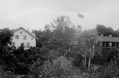 2 byggnader på landet
